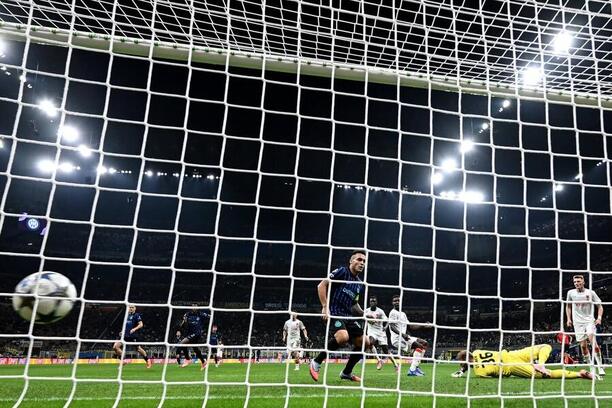 Lautaro Martínez střílí třetí branku Interu