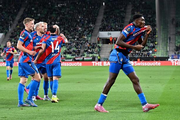 Hráči Viktorie Plzeň slaví branku v Evropské lize 2025–26