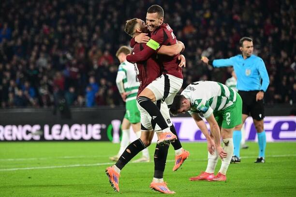 Jan Kuchta a Lukáš Haraslín slaví gól proti Shamrocku