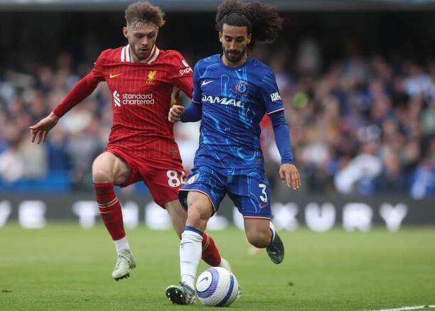 Conor Bradley (vlevo) a Marc Cucurella během květnového utkání Chelsea vs. Liverpool
