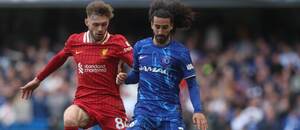 Conor Bradley (vlevo) a Marc Cucurella během květnového utkání Chelsea vs. Liverpool