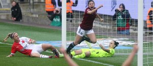 Fotbalistky Sparty se radují z branky v derby