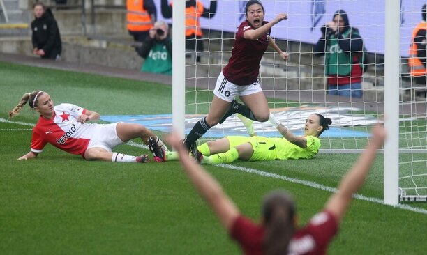 Fotbalistky Sparty se radují z branky v derby