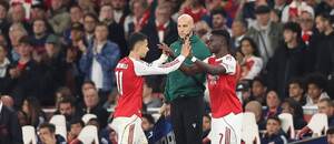 Bukayo Saka střídá Gabriela Martinelliho