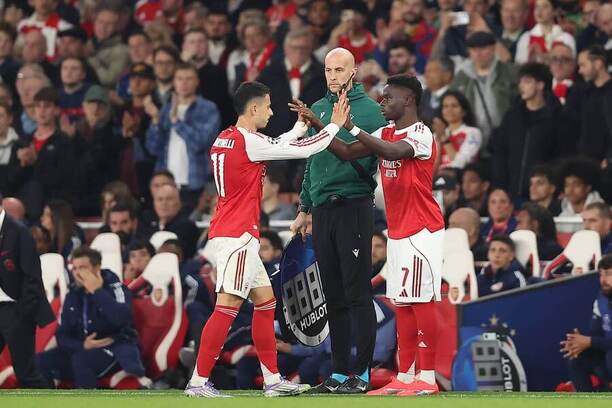 Bukayo Saka střídá Gabriela Martinelliho
