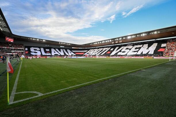 Největším fotbalovým stadionem v Česku je Fortuna Aréna