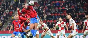 Tomáš Chorý v souboji s chorvatskou obranou Tomáš Chorý v souboji s chorvatskou obranou