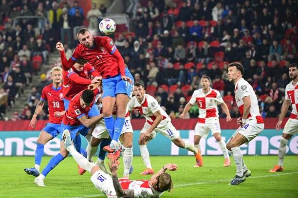 Tomáš Chorý v souboji s chorvatskou obranou
