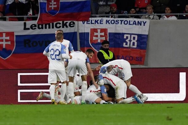 Radost Slováků ze vstřelené branky proti Lucembursku