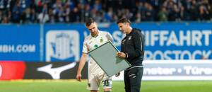 Fotbalový kouč vysvětlující svému hráči taktické pokyny Fotbalový kouč vysvětlující svému hráči taktické pokyny