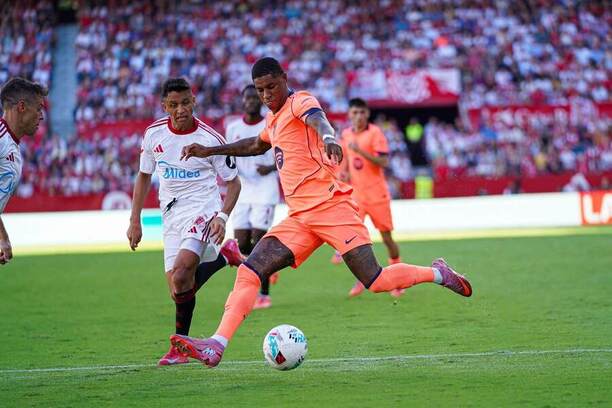 Marcus Rashford (v oranžovém) byl jediným střelcem Barcelony v minulém kole proti Seville