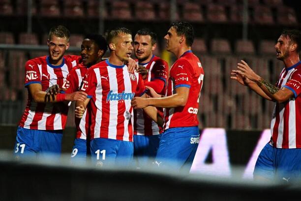 Hráči Zbrojovky se radují z gólu vstřeleného Teplicím