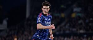 Declan Rice hájící barvy Arsenalu proti Fulhamu