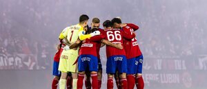Hráči Rakówa před zápasem s Cracovií Hráči Rakówa před zápasem s Cracovií