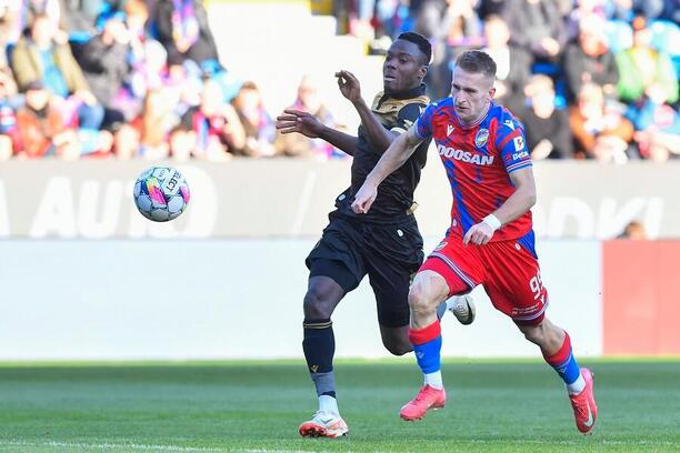 Patrick Kpozo z Baníku Ostrava a Amar Memić z Viktorie Plzeň Patrick Kpozo z Baníku Ostrava a Amar Memić z Viktorie Plzeň
