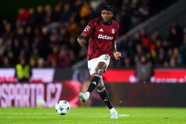 Obránce Sparty Emmanuel Uchenna během derby se Slavií Obránce Sparty Emmanuel Uchenna během derby se Slavií