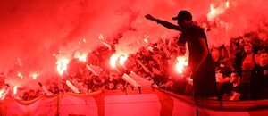 Fanoušci Sparty se světlicemi