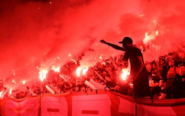 Fanoušci Sparty se světlicemi Fanoušci Sparty se světlicemi