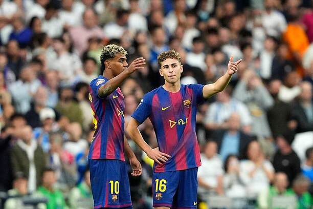 Fermín López (vpravo) byl jediným střelcem Barcelony v prohraném El Clásicu