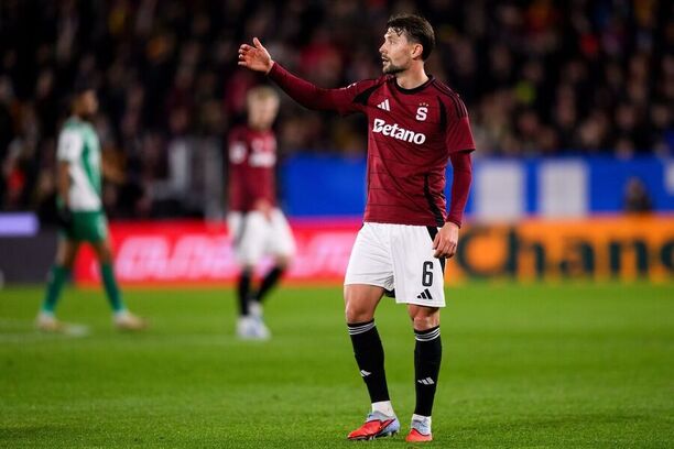 Kaan Kairinen během utkání Sparty s Bohemians