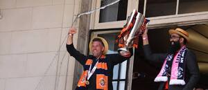 Luton Town dokázal postupně postoupit z páté ligy do Premier League Luton Town dokázal postupně postoupit z páté ligy do Premier League