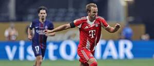 Harry Kane (v červeném) a Vitinha ve vzájemném duelu PSG a Bayernu na MS klubů