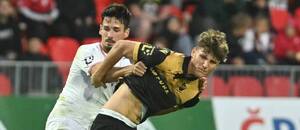 5. kolo Chance Ligy 2025/26: Pardubický hráč David Šimek (vlevo) v souboji o míč s Jakubem Pirou, útočníkem Baníku Ostrava