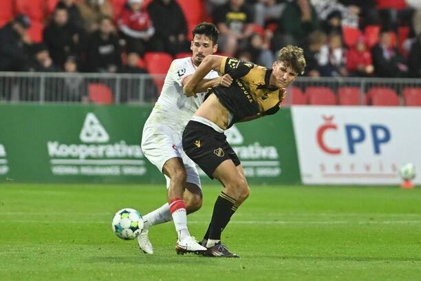 5. kolo Chance Ligy 2025/26: Pardubický hráč David Šimek (vlevo) v souboji o míč s Jakubem Pirou, útočníkem Baníku Ostrava