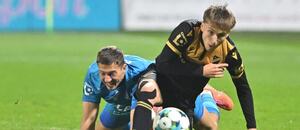 Pardubický brankář Jáchym Šerák (vlevo) svádí souboj o míč s Christianem Frýdkem, záložníkem Baníku Ostrava