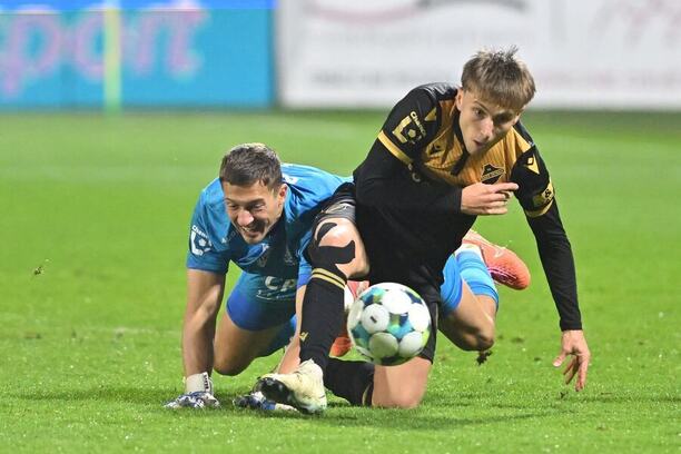 Pardubický brankář Jáchym Šerák (vlevo) svádí souboj o míč s Christianem Frýdkem, záložníkem Baníku Ostrava