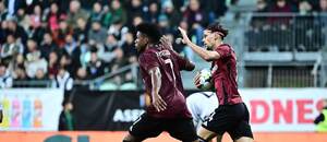 John Mercado a Veljko Birmančević se radují z gólu proti Karviné