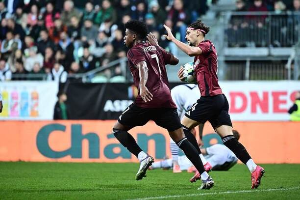 John Mercado a Veljko Birmančević se radují z gólu proti Karviné