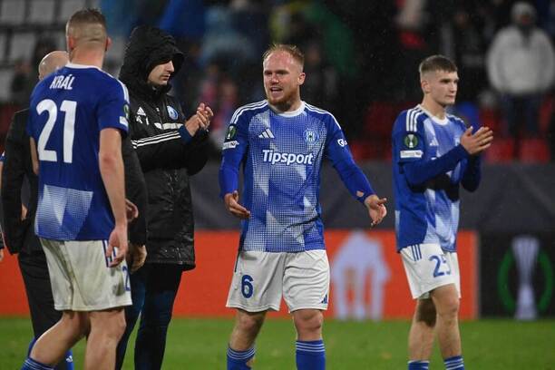 2. kolo KL 2025/26: Zleva na snímku olomoučtí hráči Jan Král, Jáchym Šíp a Matěj Mikulenka