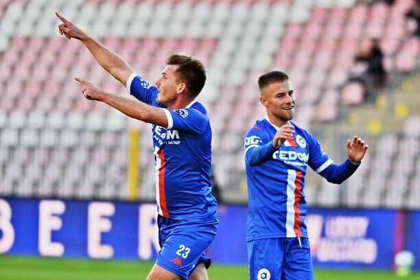 Fotbalisté Artisu Brno Milan Lutonský a Erik Otrísal v akci