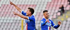 Fotbalisté Artisu Brno Milan Lutonský a Erik Otrísal v akci