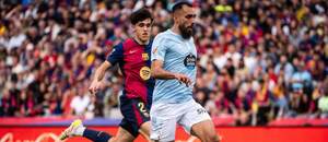 Pau Cubarsí (vzadu) a Borja Iglesias v jarním zápase Celty s Barcelonou