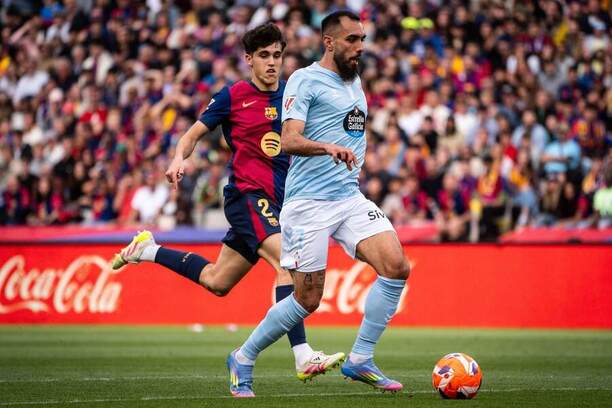 Pau Cubarsí (vzadu) a Borja Iglesias v jarním zápase Celty s Barcelonou