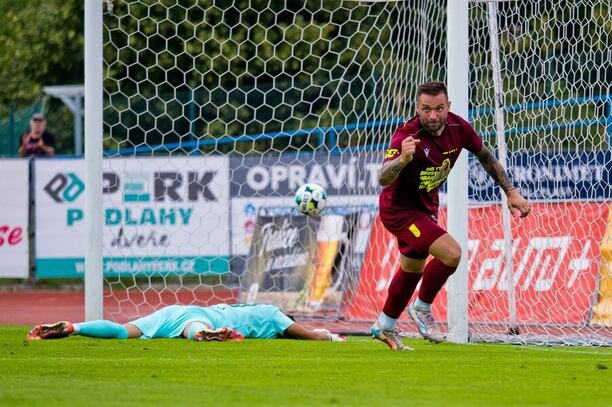 Antonín Fantiš slaví branku do sítě Vlašimi