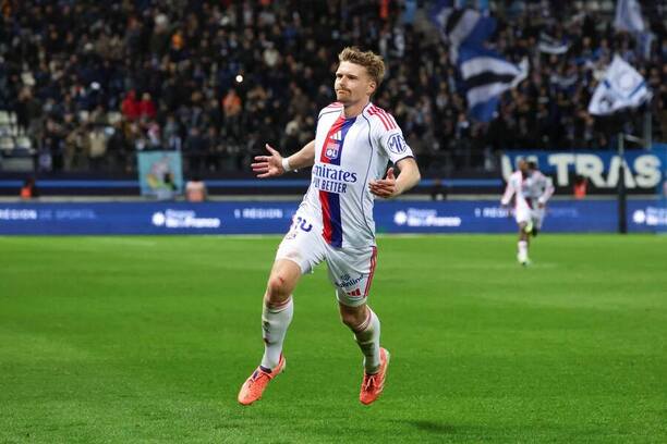 Pavel Šulc, český záložník ve službách Olympique Lyon, slaví vstřelený gól do sítě Paris FC