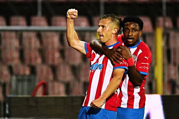 Maxim Rymarenko a Bienvenue Kanakimana v dresu Zbrojovky