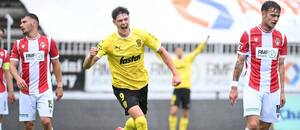 Hráči Zbrojovky se radují po výhře na Žižkově