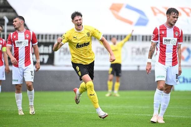 Hráči Zbrojovky se radují po výhře na Žižkově