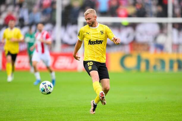 Jakub Selnar ze Zbrojovky Brno v akci proti Viktorii Žižkov