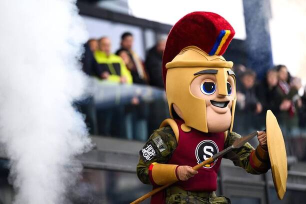 Maskot Sparty před utkáním s Teplicemi
