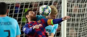 Michal Frydrych v souboji o míč s Lionelem Messim