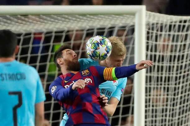 Michal Frydrych v souboji o míč s Lionelem Messim