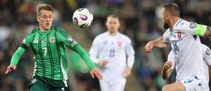 Ethan Galbraith v souboji s Milanem Škriniarem