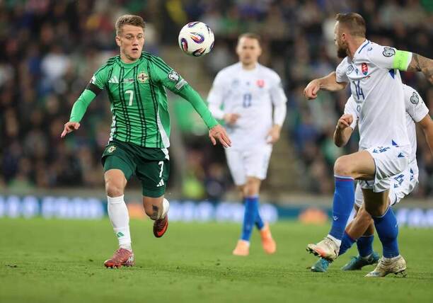 Ethan Galbraith v souboji s Milanem Škriniarem