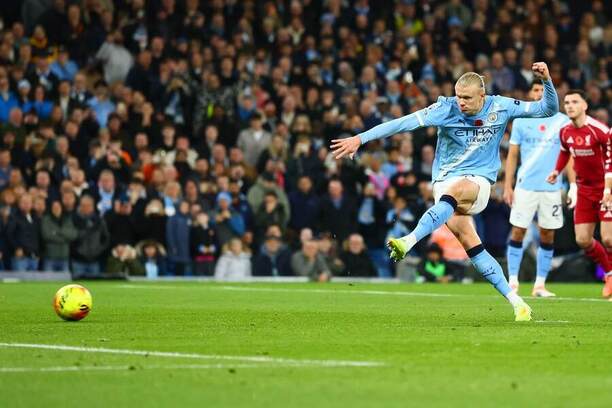 Erling Haaland z Manchesteru City kope penaltu proti Liverpoolu