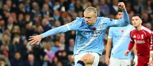 Erling Haaland z Manchesteru City kope penaltu proti Liverpoolu